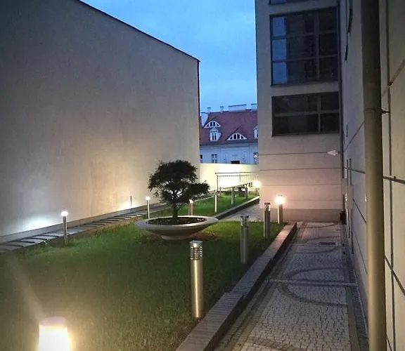 Black&white Apartment- Wierzbowa 5 דירה