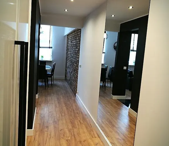 Black&white Apartment- Wierzbowa 5 דירה